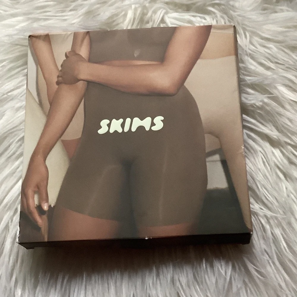 Skims Nwt short mid thigh with open gusset - Picture 5 of 8
